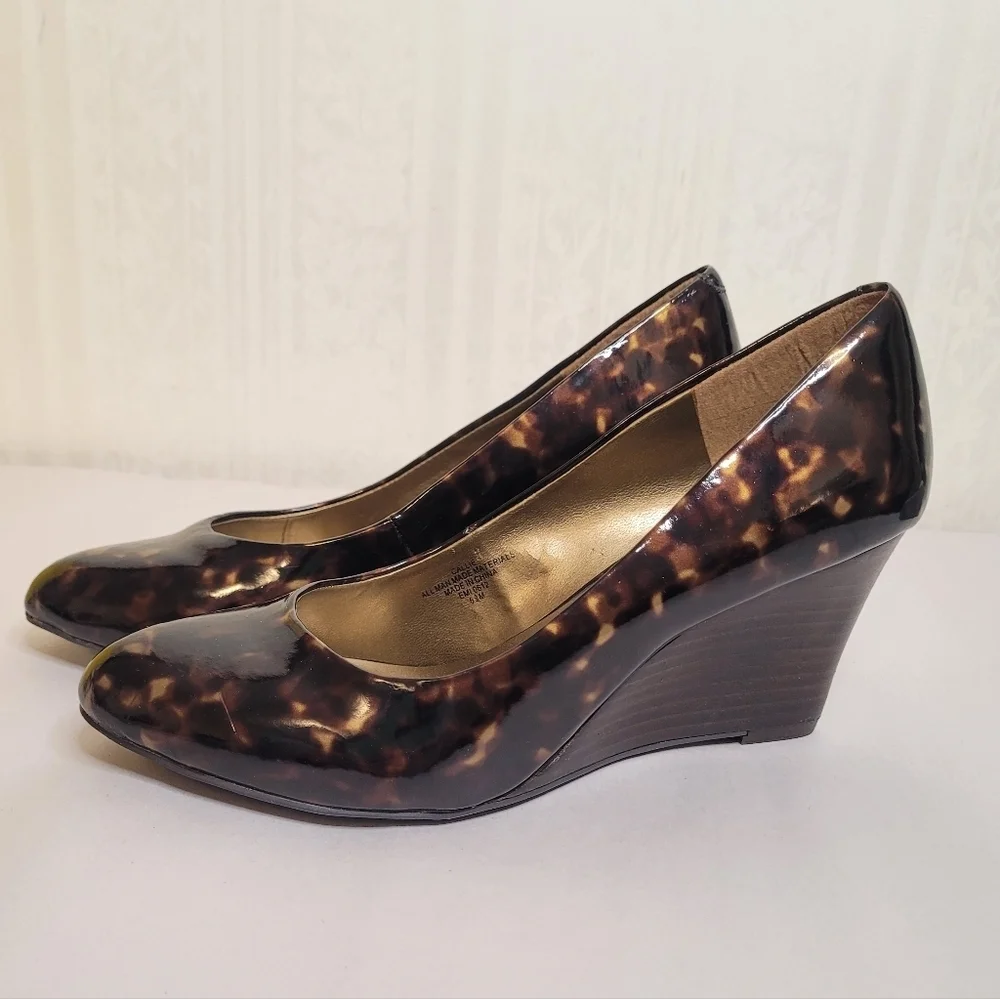 Jones Studio Callie Tortoise Shell Patent Wedges Size 6.5